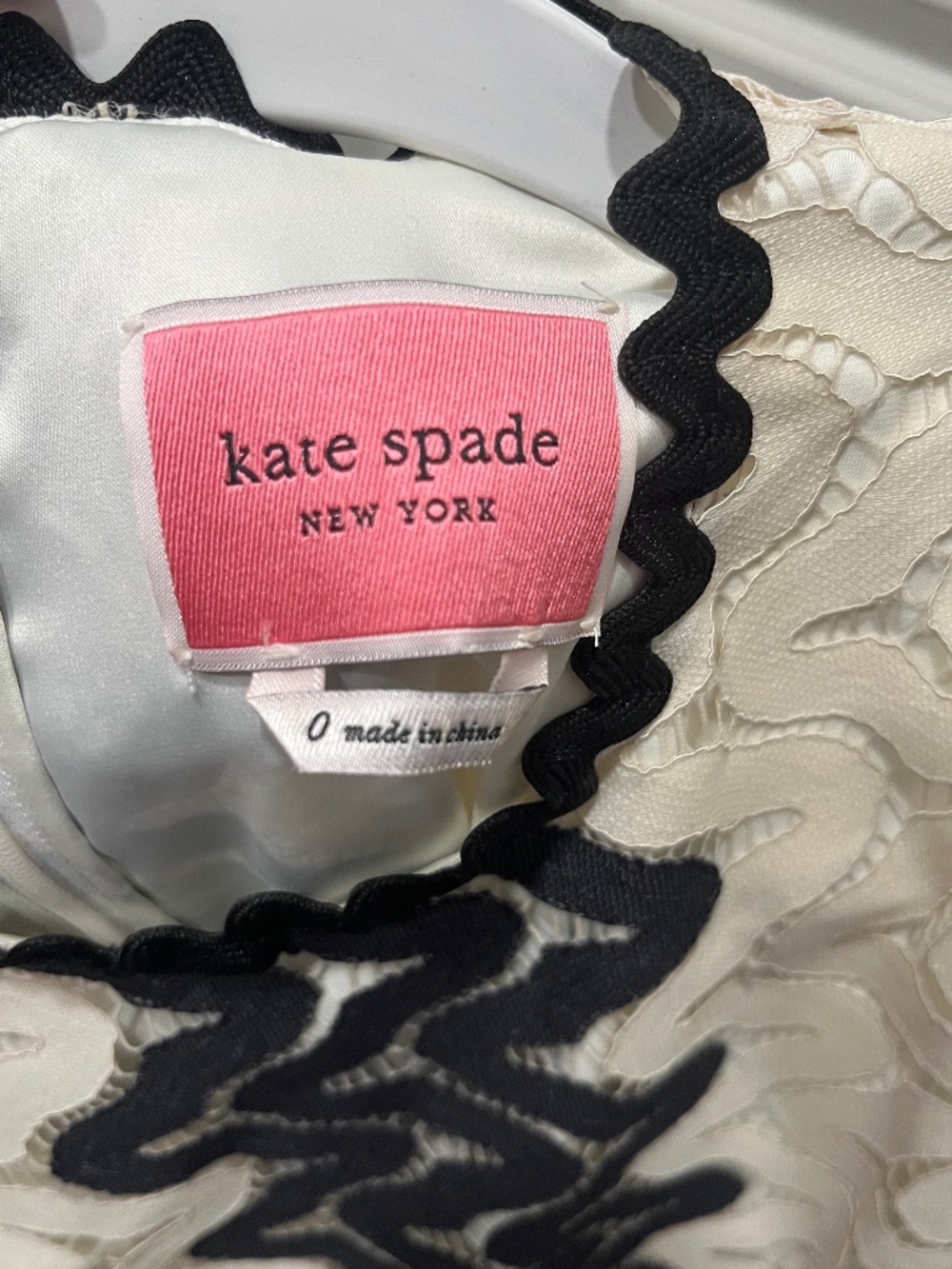 Kate Spade Scallop Shift Dress Black Cream | Wavy Trim Sleeveless Mini | Size 0 - Picture 3 of 3